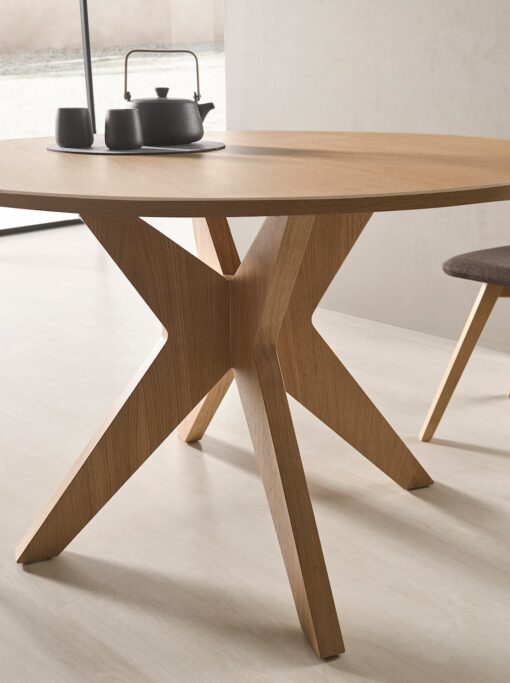 Detalle mesa comedor redonda tapa madera roma